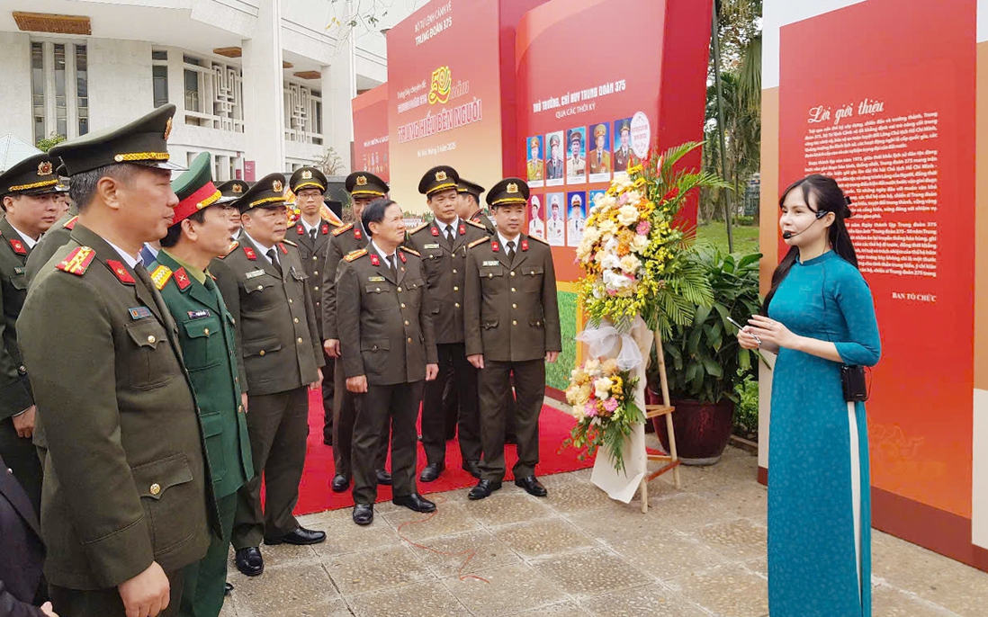 Trưng bày 300 ảnh và tư liệu về "50 năm Trung hiếu bên Người"