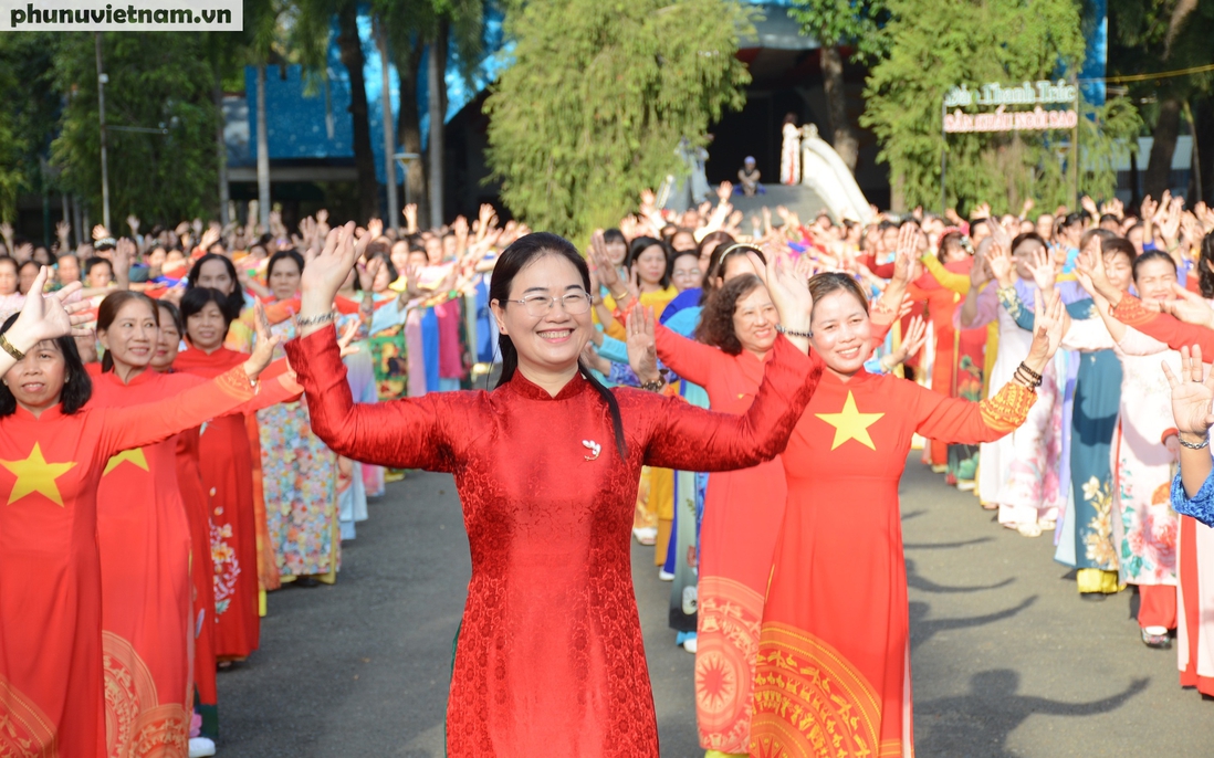 TPHCM: Hơn 2.500 hội viên, phụ nữ đồng diễn dân vũ với áo dài tại Công viên văn hóa Đầm Sen