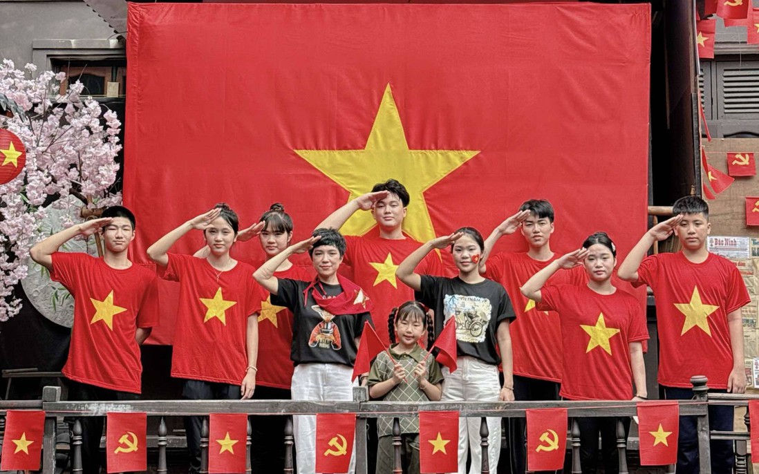 Cô, trò đội tuyển bắn súng Hà Nội cùng nhau thể hiện tình yêu đất nước