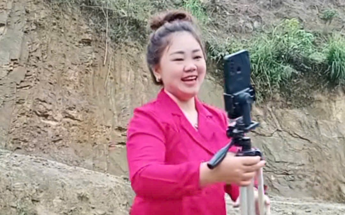 Người phụ nữ Mông "đổi đời" nhờ lướt mạng, đọc tin