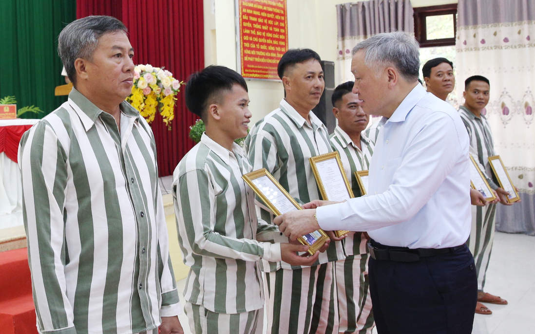 Phó Thủ tướng Thường trực Nguyễn Hòa Bình dự Lễ công bố quyết định đặc xá tại Trại giam A2
