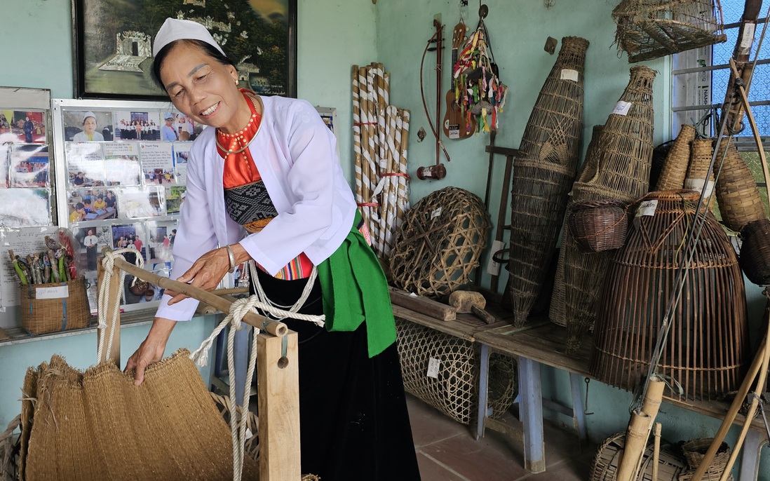 Cụ bà U80 "giữ lửa" văn hóa Mường