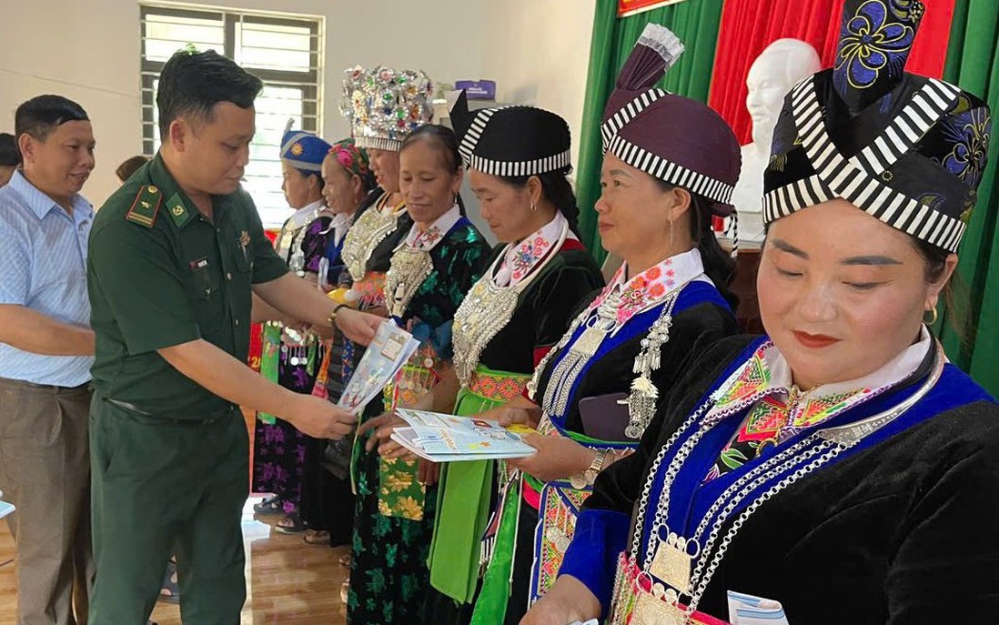 Nghệ An: Phụ nữ Mông ở xã Mỹ Lý được xóa mù chữ