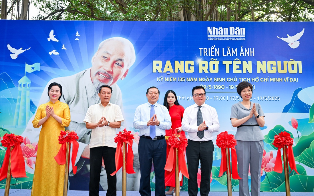 Ứng dụng công nghệ hiện đại trong triển lãm ảnh "Rạng rỡ tên Người" mừng sinh nhật Bác