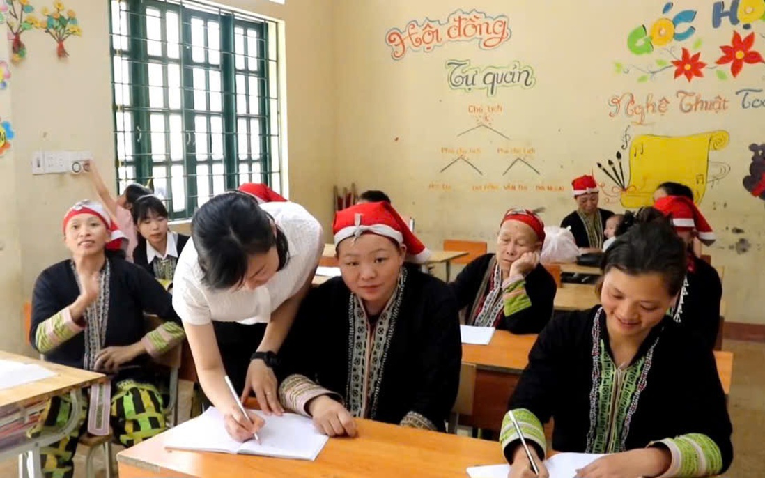 Sa Pa, Lào Cai: Phụ nữ dân tộc thiểu số học chữ để nâng cao kỹ năng mưu sinh