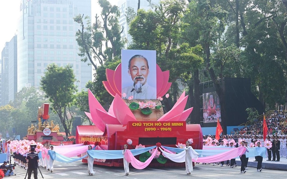 BÁC VẪN CÙNG CHÚNG CHÁU HÀNH QUÂN