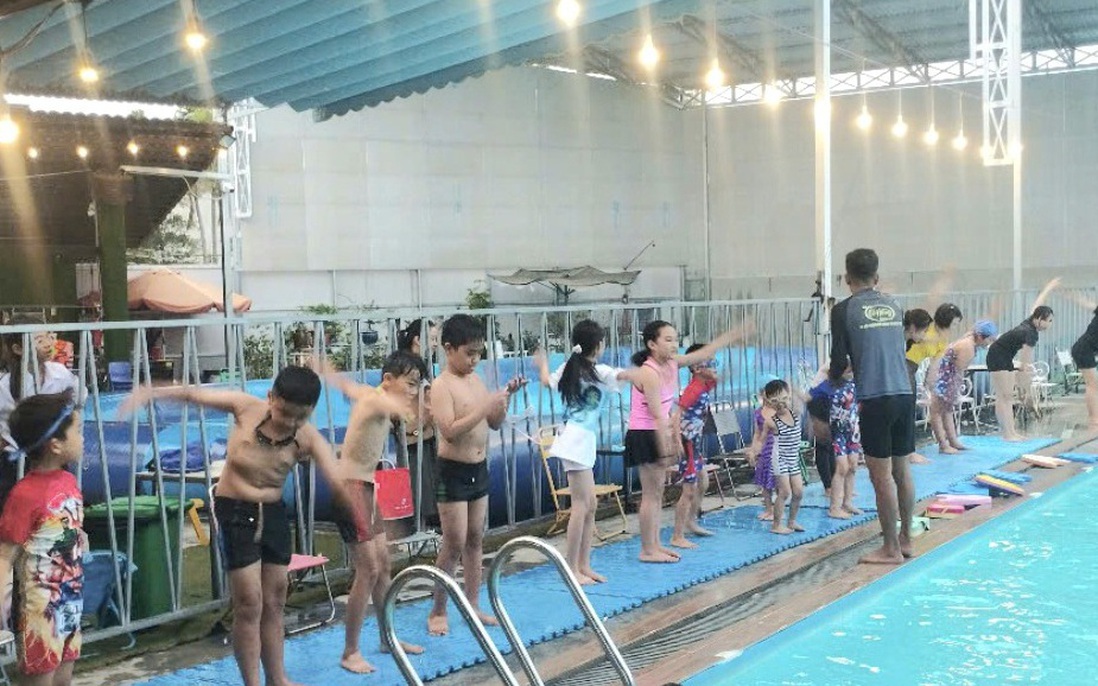 Trang bị kỹ năng bơi và giữ bình tĩnh khi gặp sự cố dưới nước cho trẻ em
