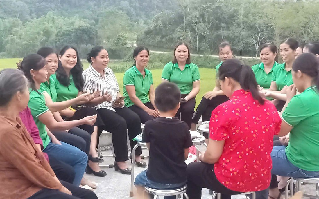 Chồng đi họp Hội phụ nữ, vợ hăng say làm kinh tế