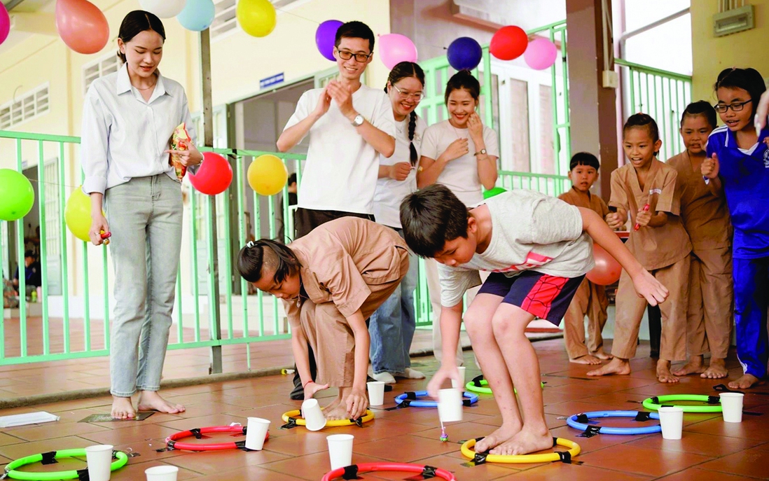 Thầy giáo Gen Z bền bỉ nhân yêu thương