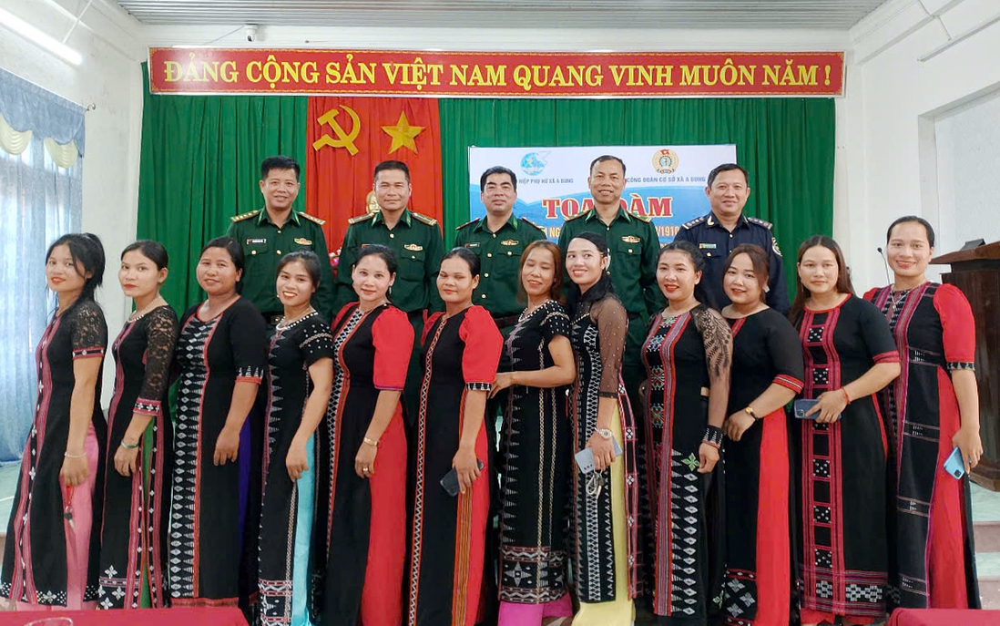 Tổ hợp tác dệt thổ cẩm xã biên giới A Bung: Khởi sắc nhờ tận dụng công nghệ thông tin