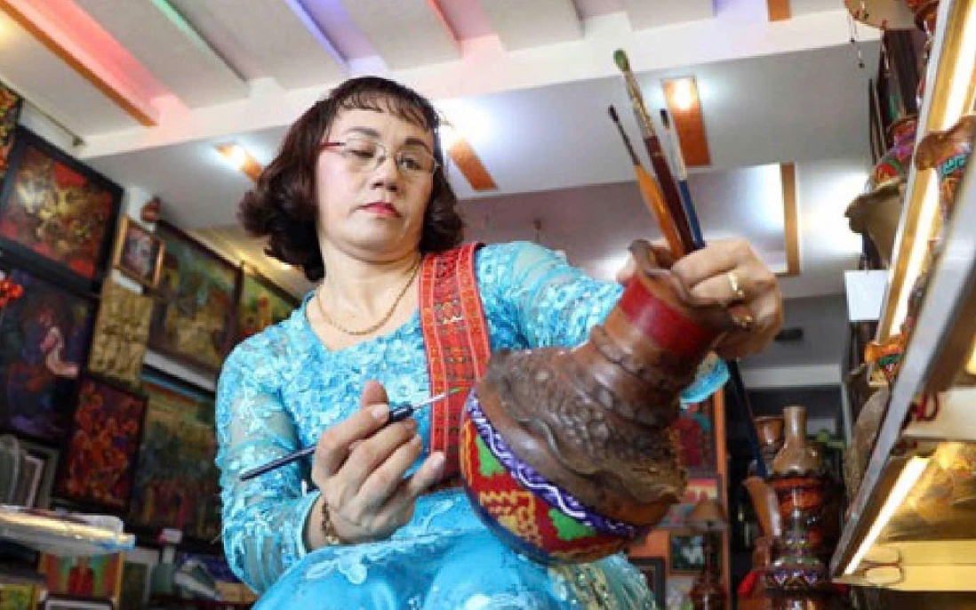Phụ nữ Chăm giữ gìn nghề làm gốm không cần bàn xoay