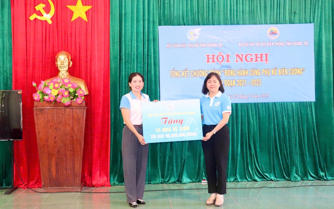 Hội LHPN Bắc Ninh trao tặng 15 công trình vệ sinh cho phụ nữ Quảng Trị
