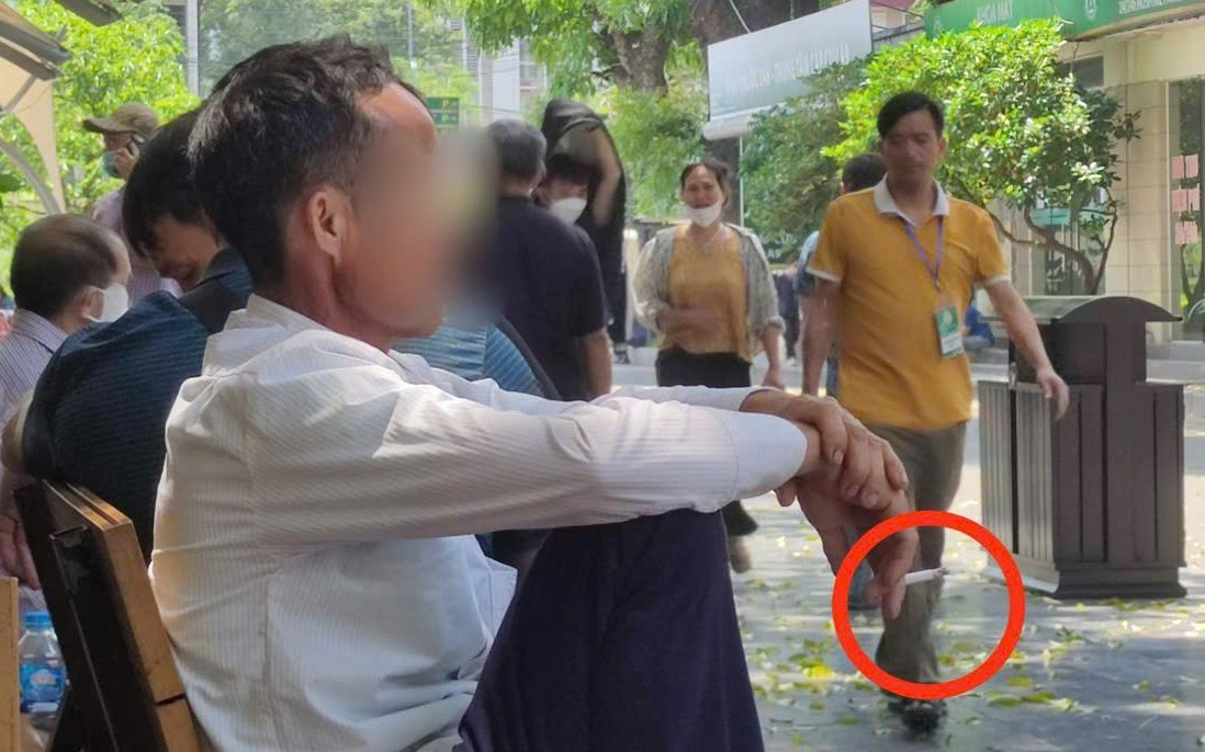 Hút thuốc lá nơi công cộng: Cần có lực lượng chuyên trách xử lý