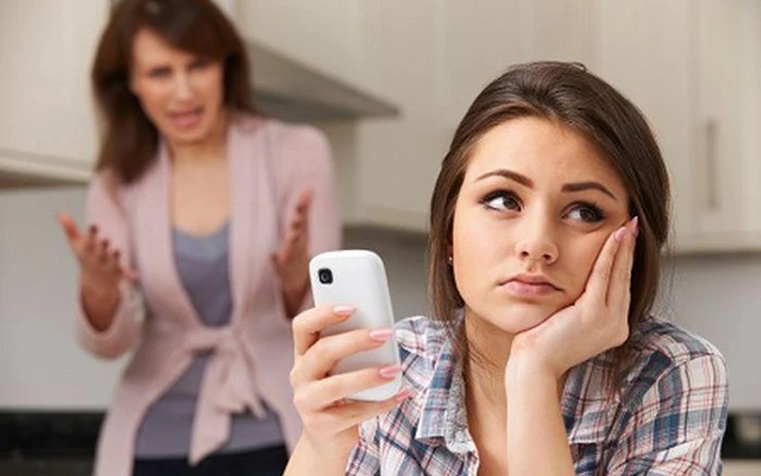 Mỗi lần mẹ hỏi han, con gái tuổi teen tỏ ra như người xa lạ