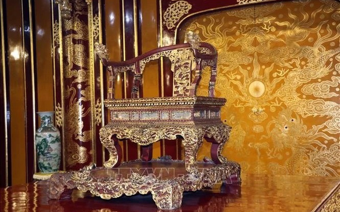 Huế: Một người tự ý xâm phạm ngồi trên ngai vàng ở Điện Thái Hòa
