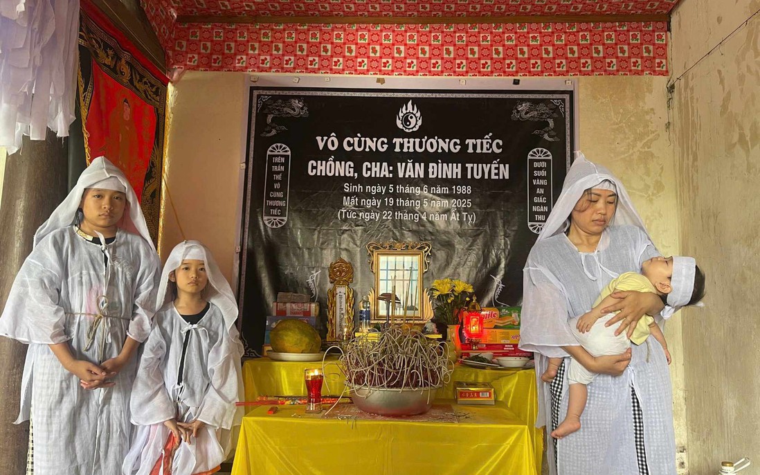 Xót xa cảnh con gái 10 tháng tuổi trong đám tang của người cha vừa qua đời đột ngột