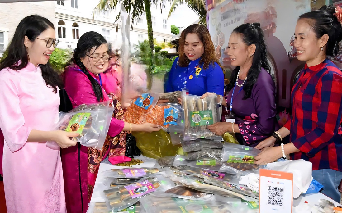 https://phunuvietnam.mediacdn.vn/thumb_w/1098/179072216278405120/2025/5/26/acbdecc36353d60d8f42-17482574212452020713021-0-0-1588-2541-crop-17482574785252041464945.jpg