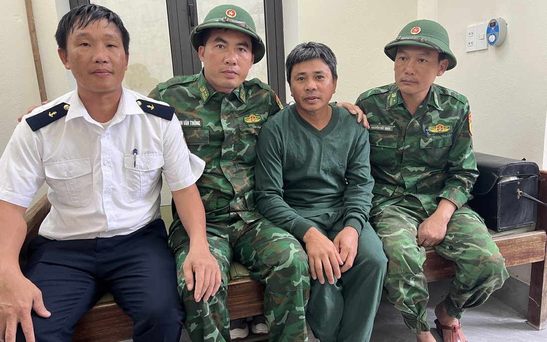 Bộ đội biên phòng cứu nạn thành công 11 thuyền viên bị chìm tàu trên vùng biển Hà Tĩnh