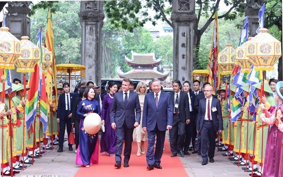 Tổng Bí thư Tô Lâm và Phu nhân cùng Tổng thống Pháp và Phu nhân thăm Văn Miếu