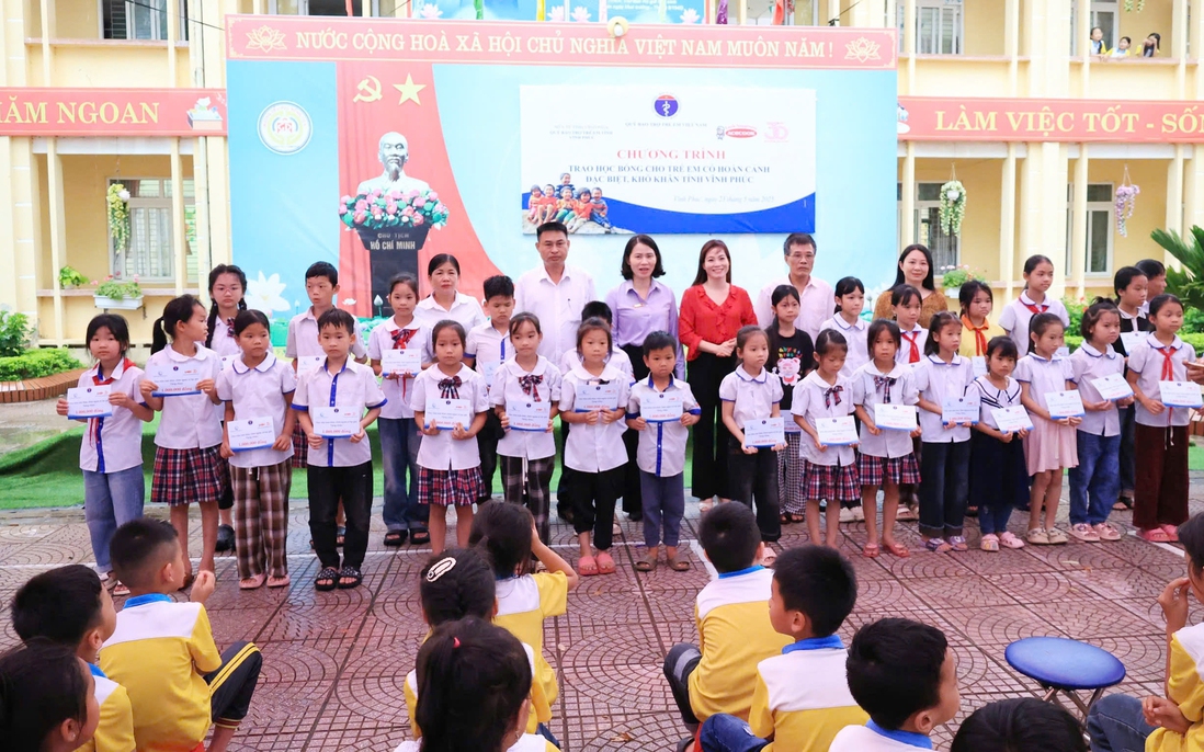 Trao học bổng và quà cho hơn 3.000 trẻ em có hoàn cảnh khó khăn