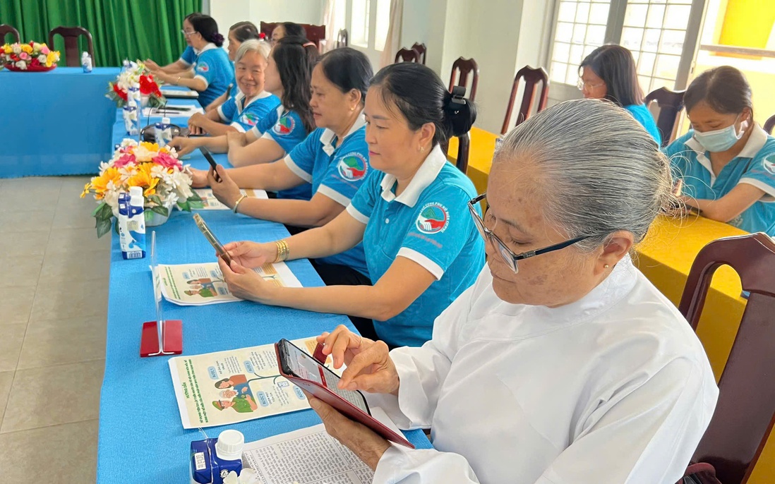 Độc đáo mô hình phụ nữ Bến Tre tiết kiệm mua điện thoại thông minh