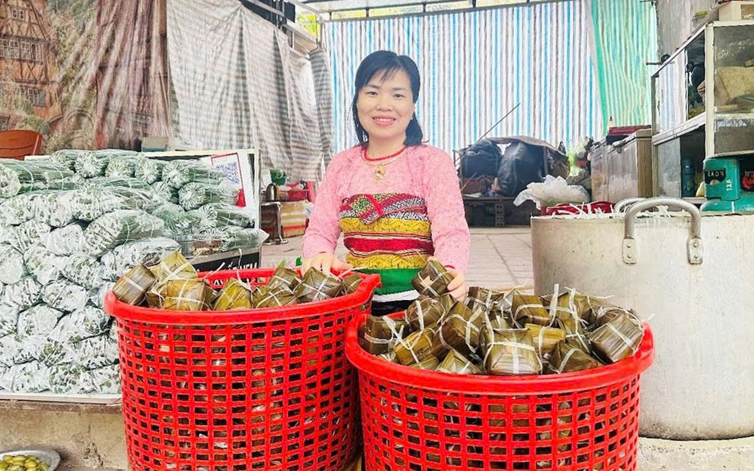 Cô gái Mường đưa bánh gai thành thứ quà hút khách tại Suối Cá Thần