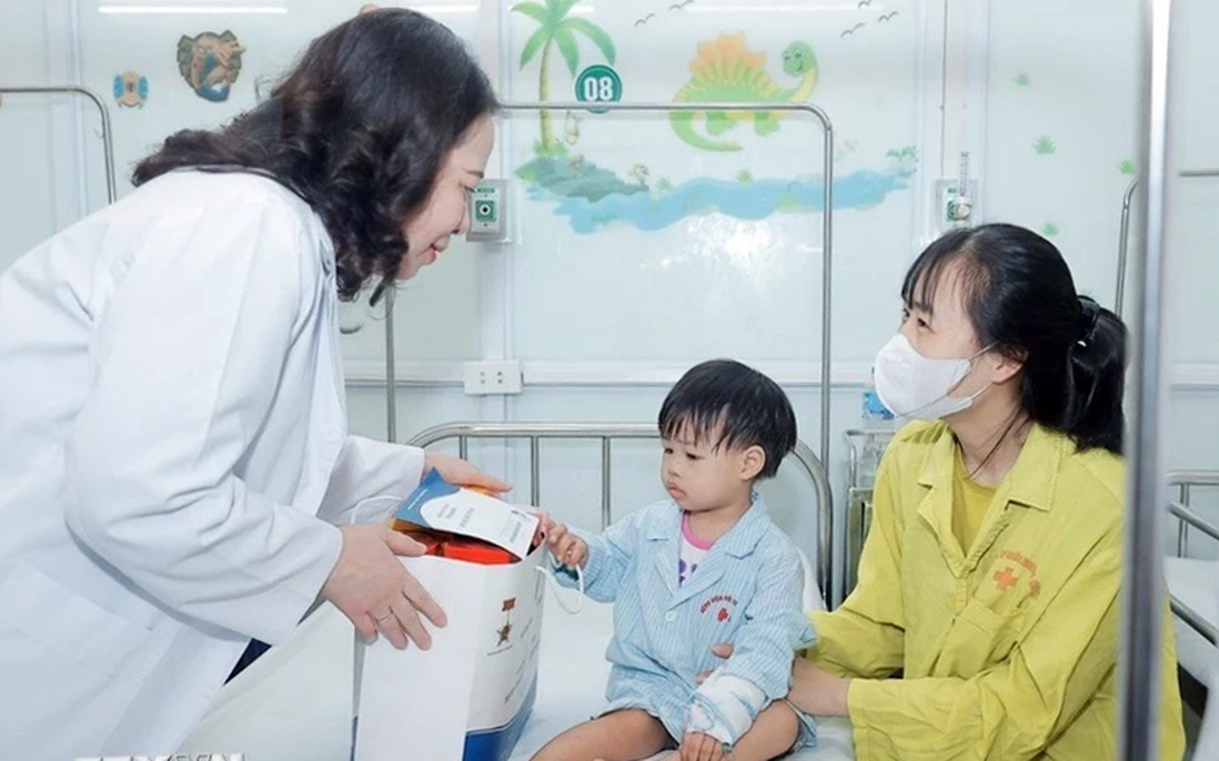 Phó Chủ tịch nước thăm, tặng quà bệnh nhi tại Bệnh viện Phổi Trung ương