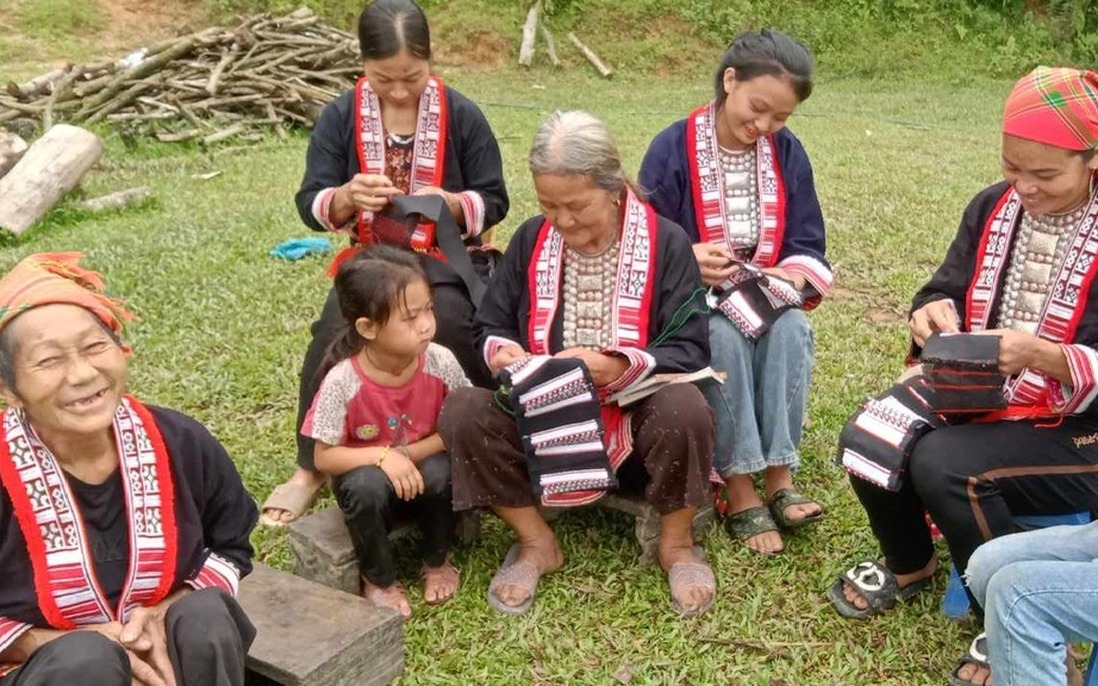 "Mẹ đã sinh con ở trạm y tế, con cũng nên như thế!"