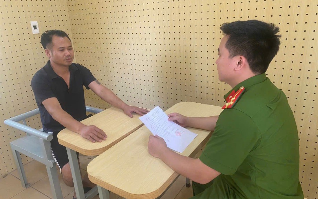 Bắt 2 đối tượng đe dọa, yêu cầu cảnh sát giao thông chuyển tiền để rút đơn