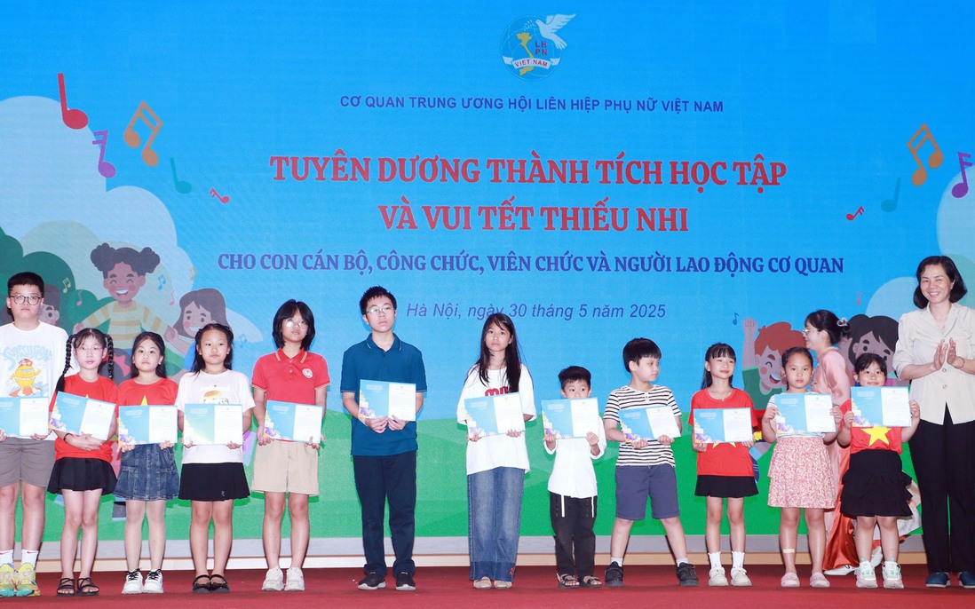 Tuyên dương thành tích học tập của con cán bộ Cơ quan TƯ Hội LHPN Việt Nam