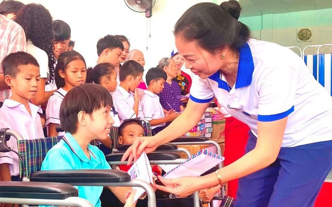 Vận động các nguồn lực ủng hộ trẻ em khuyết tật thoát khỏi khó khăn