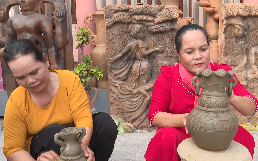 Làng gốm Chăm Bàu Trúc: Người dân tích cực "lên mạng" quảng bá sản phẩm