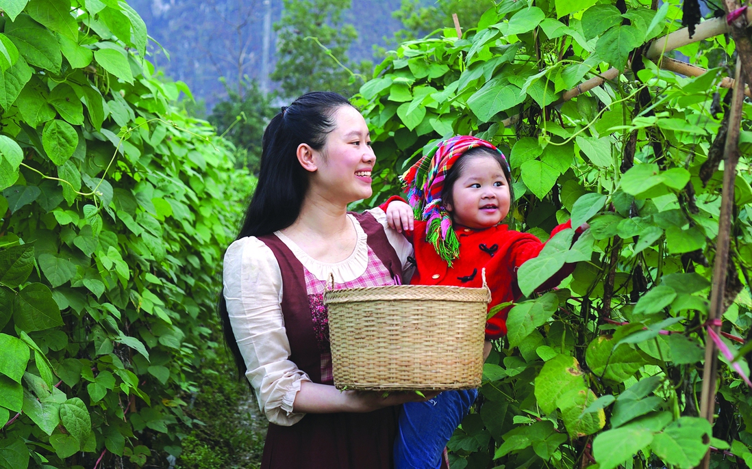 Nữ MC tạo tuổi thơ đẹp cho con ở quê nhà