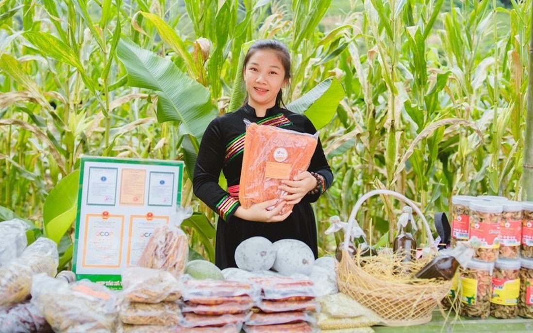 Cô gái Tày ứng dụng công nghệ để phát triển "bún thổ cẩm"