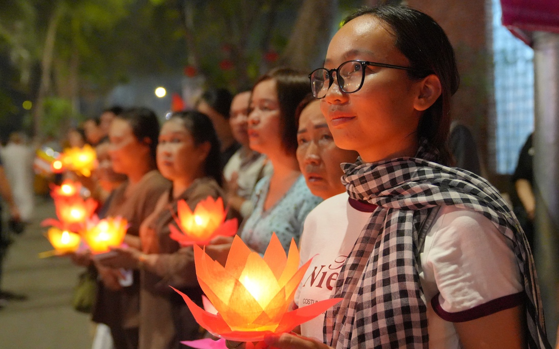 Đại lễ Vesak 2025: Đêm thắp nến cầu nguyện hòa bình thế giới