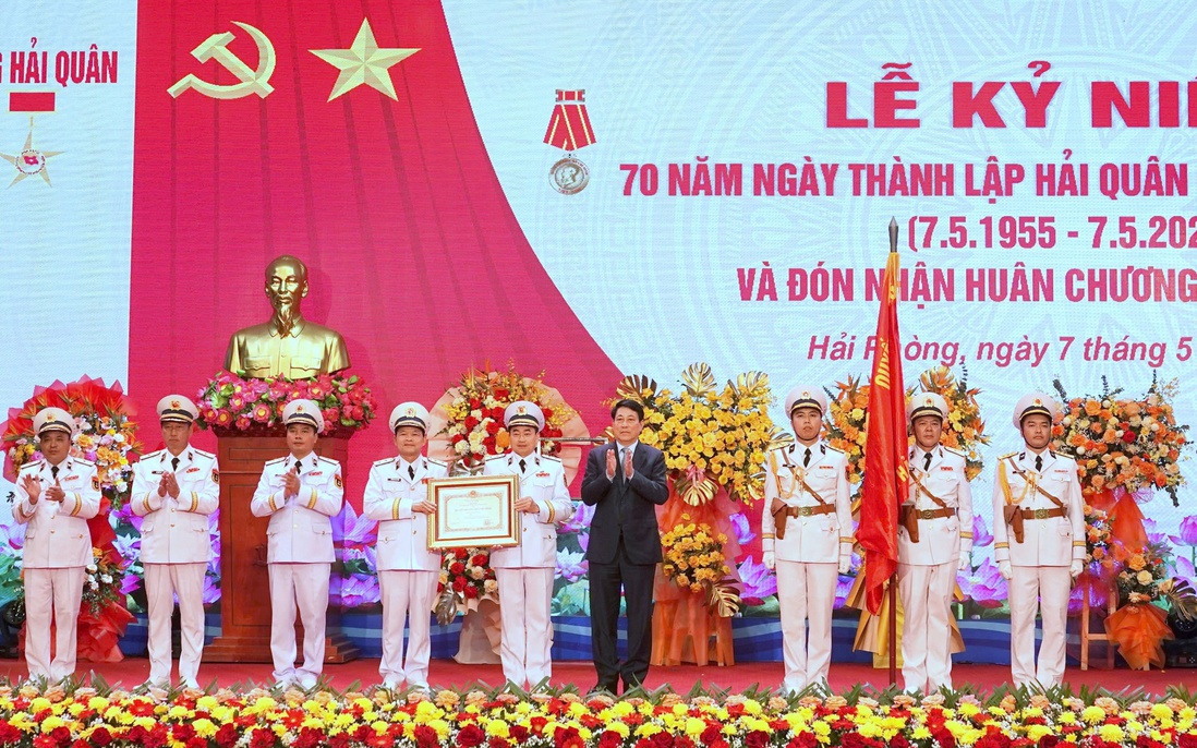 Hải quân Nhân dân Việt Nam đón nhận Huân chương Hồ Chí Minh