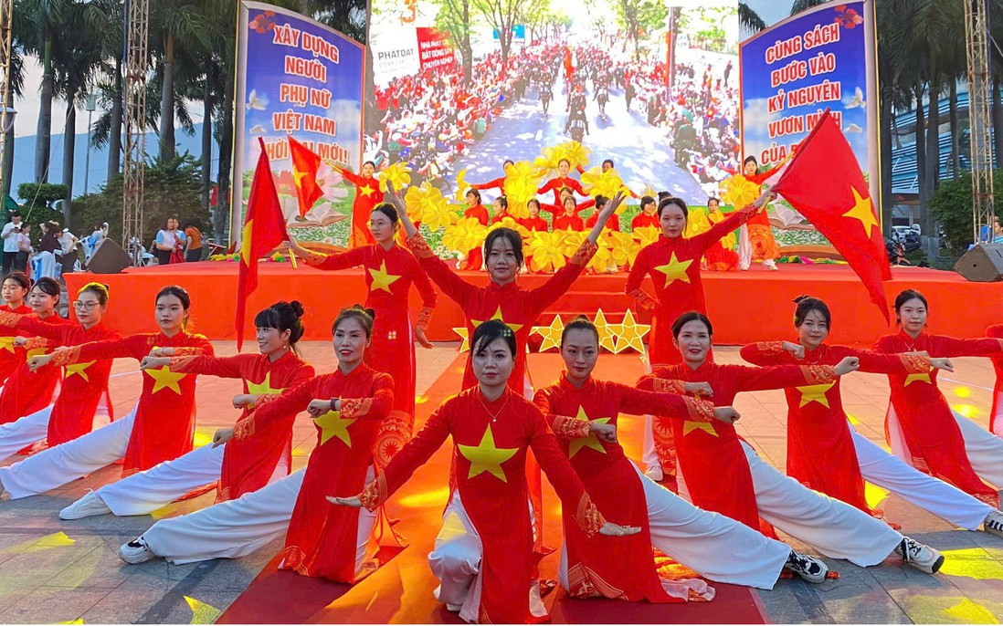 Phụ nữ Bình Định thi trưng bày sách và dân vũ