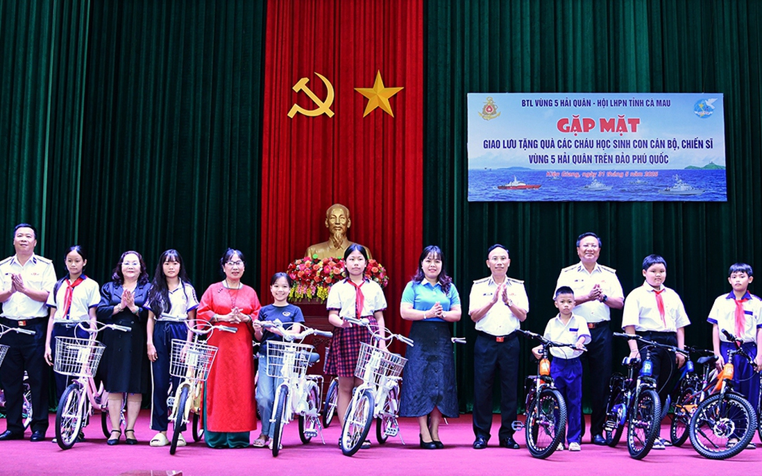 Hội LHPN Cà Mau mang yêu thương đến đảo xa