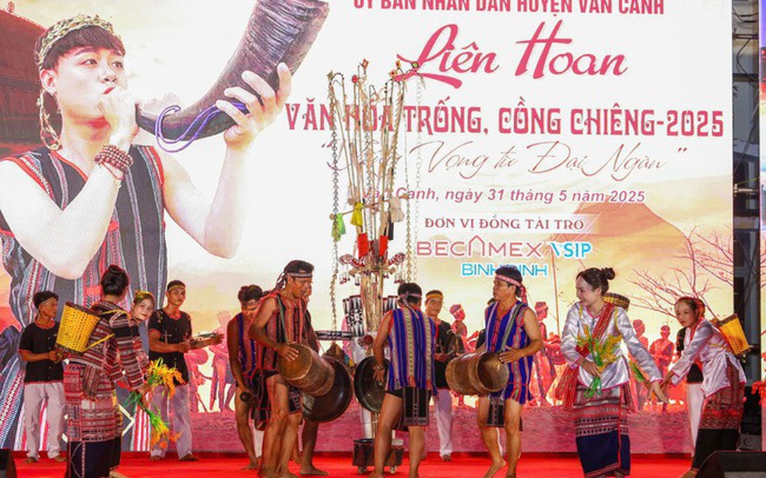 Sôi nổi Liên hoan Cồng Chiêng và trình diễn trang phục truyền thống các dân tộc thiểu số