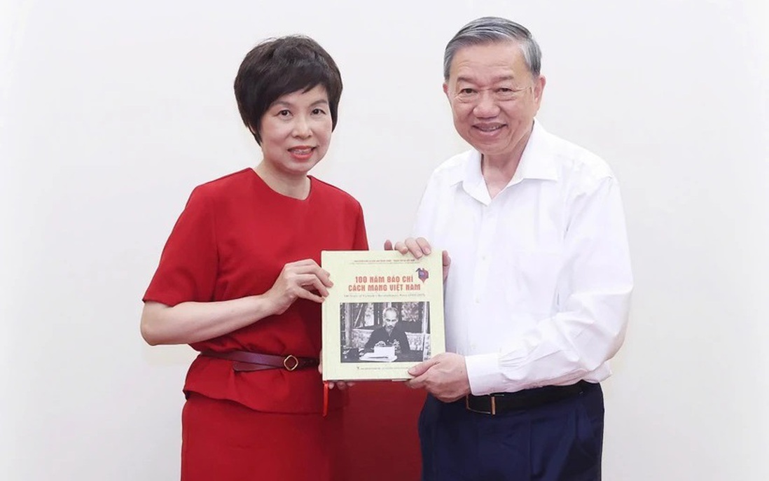 TTXVN trân trọng tặng Tổng Bí thư Tô Lâm sách ảnh 100 năm Báo chí Cách mạng