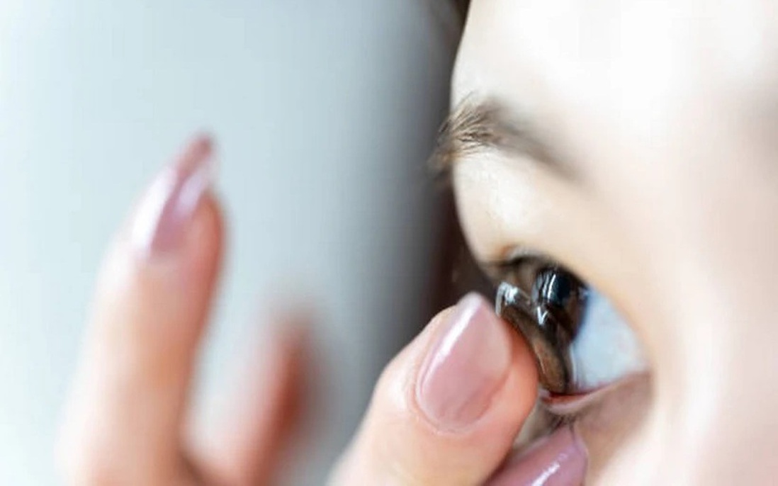 5 biến chứng nguy hiểm nếu bạn đeo kính áp tròng quá lâu
