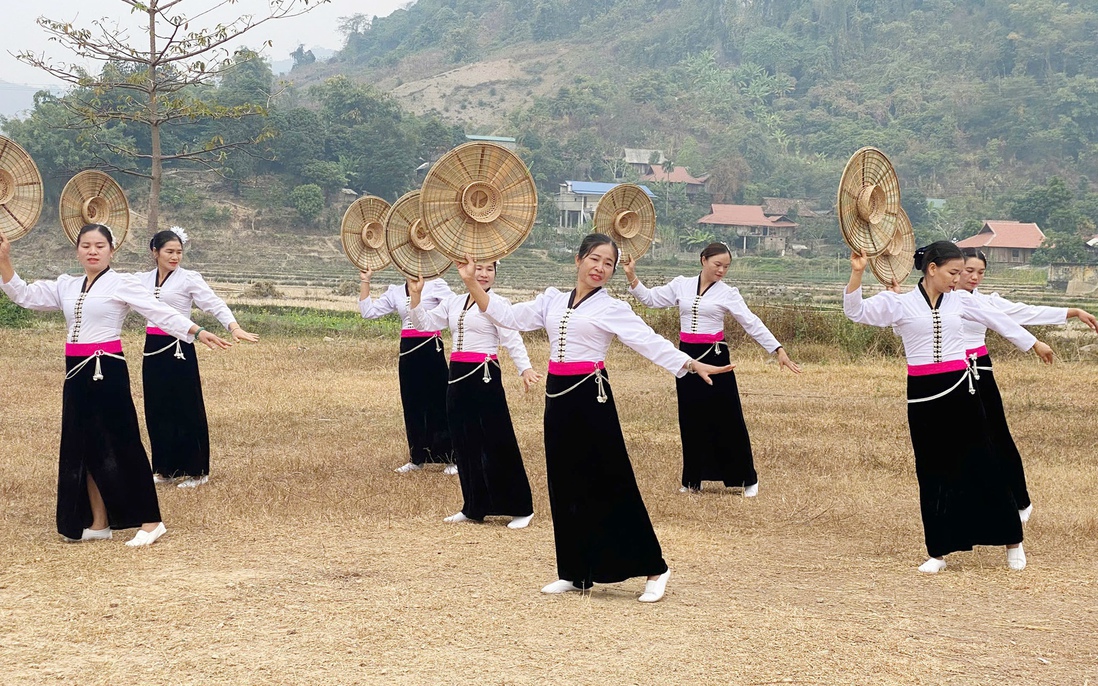 Phụ nữ bản địa thành hướng dẫn viên du lịch cộng đồng