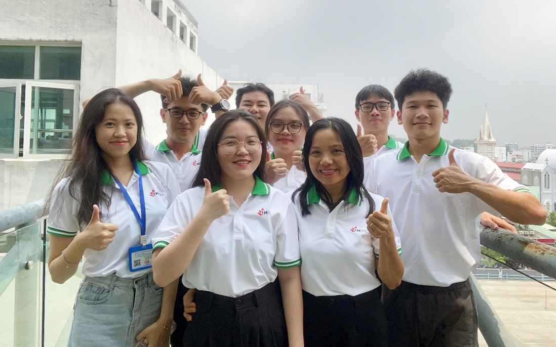 Sinh viên trường ĐH Công nghiệp TPHCM "hô biến" mắt dứa thành bánh kẹo