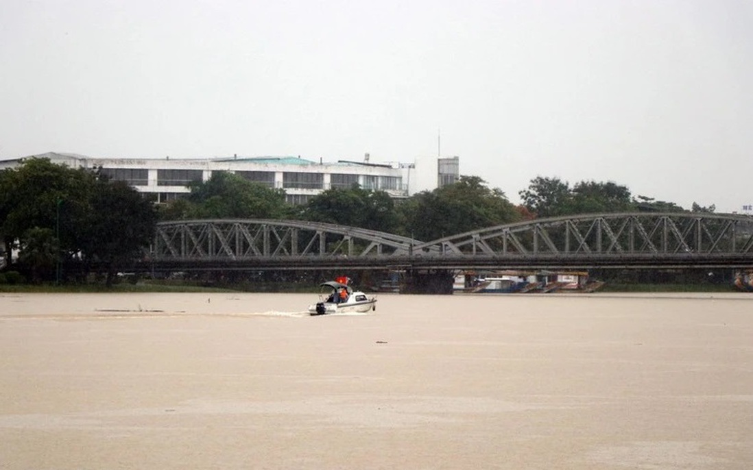 Bão số 1: Lũ trên sông Hương trên báo động 2, sông Bồ đạt đỉnh báo động 3
