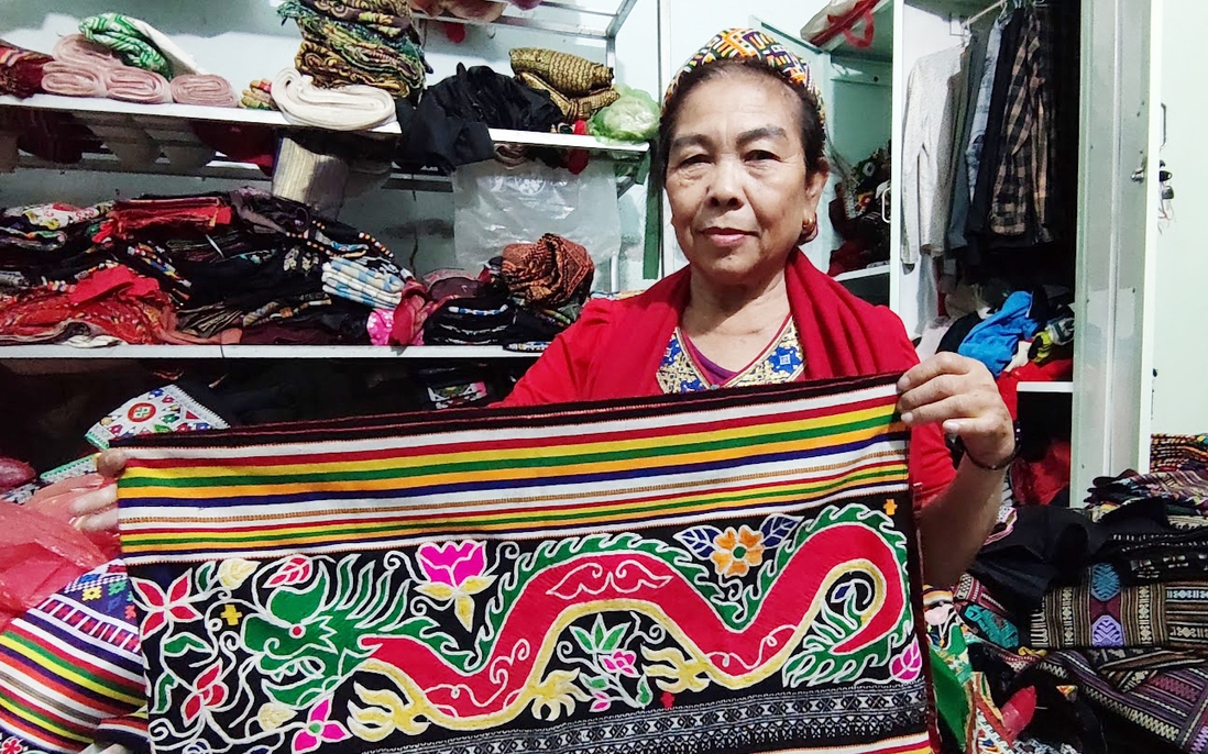 "Nghệ nhân" của bản làng và hành trình đưa váy Thái ra thế giới