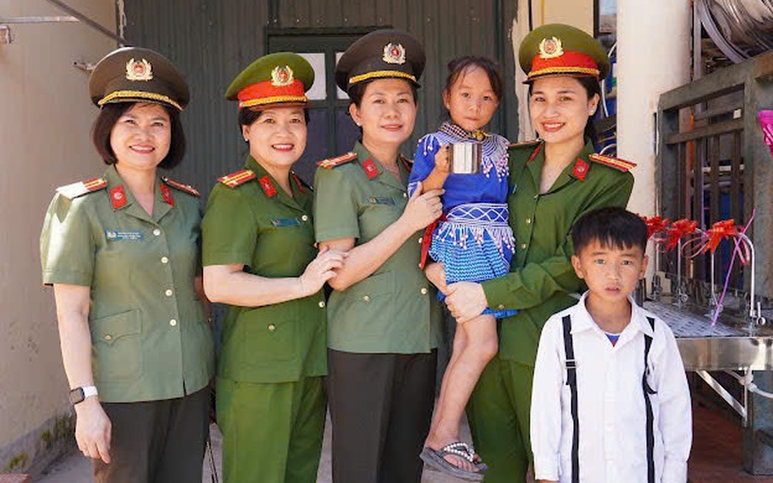 Mang nước sạch và lan tỏa bộ sách "Gieo hạt cùng vĩ nhân” đến trẻ em dân tộc thiểu số ở Điện Biên