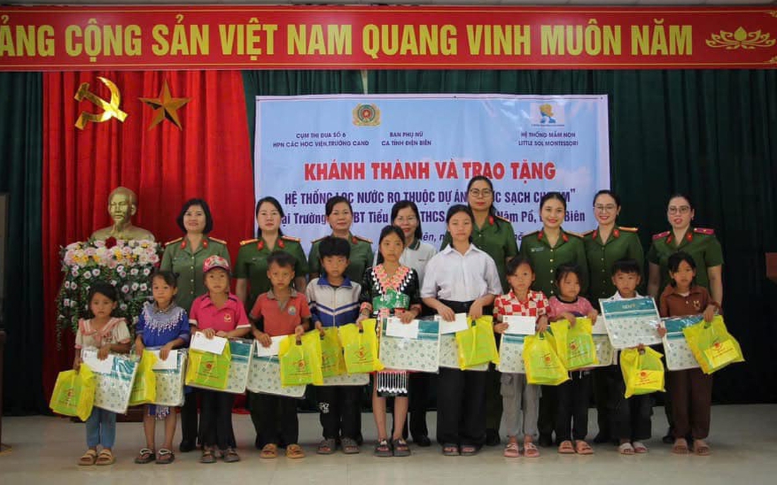 Phụ nữ các học viện, trường Công an tặng "Nước sạch cho em" ở Điện Biên