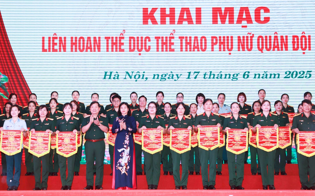 Chủ tịch Hội LHPN Việt Nam Nguyễn Thị Tuyến dự Khai mạc Liên hoan Thể dục Thể thao Phụ nữ Quân đội