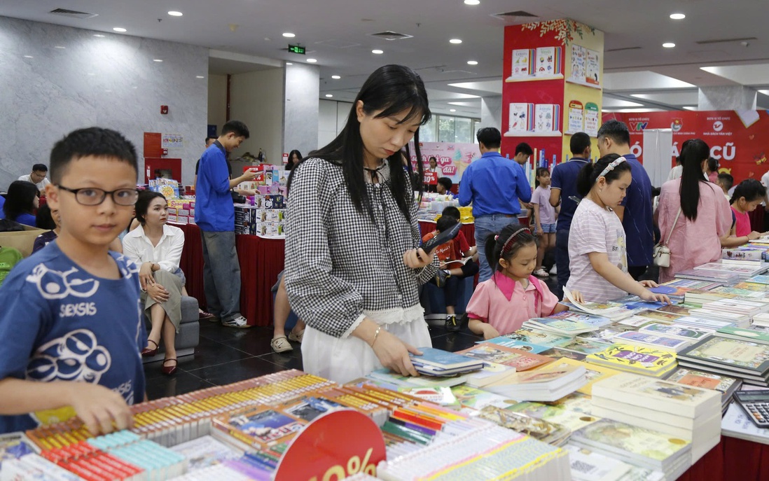 Tưng bừng Hội sách chào mừng 100 năm Ngày Báo chí cách mạng Việt Nam