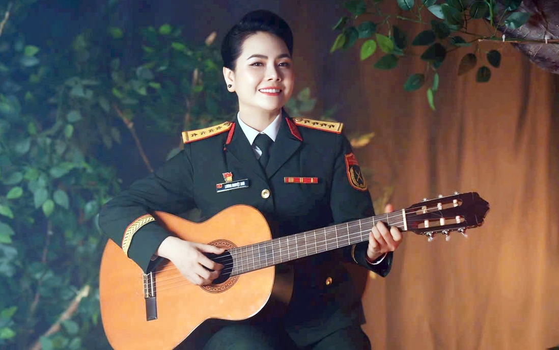 Ca sĩ Lương Nguyệt Anh cùng lúc nhận 2 Bằng khen của Bộ Quốc phòng